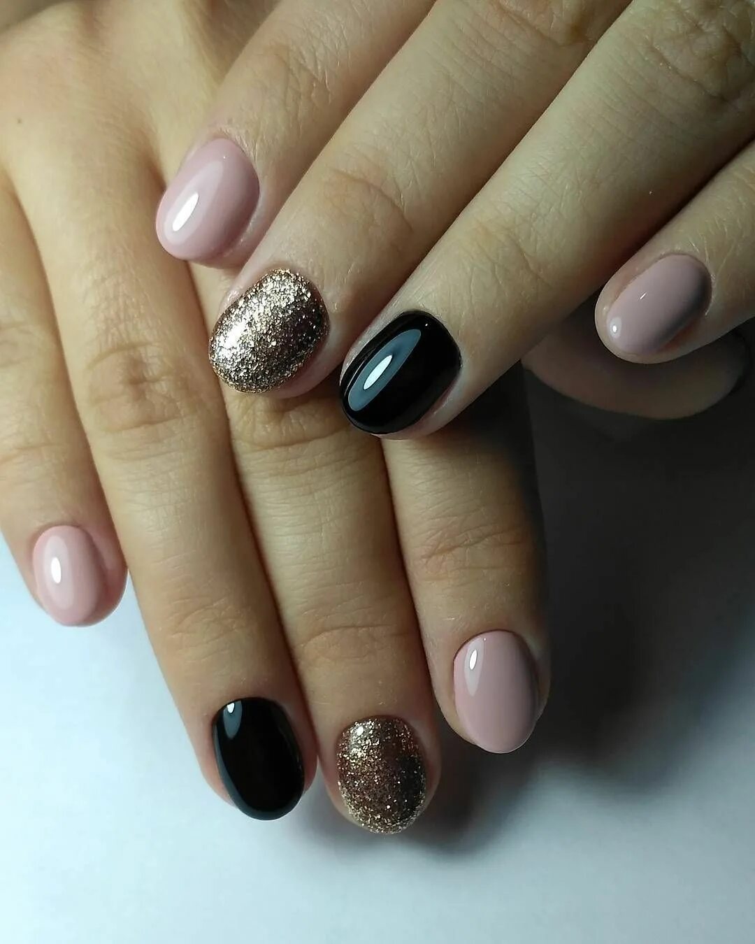 фиолетовый маникюр. маникюр на короткие. полупрозрачный нюдовый гель лак. короткие ноги. маникюр на короткие овпльные рогтм.