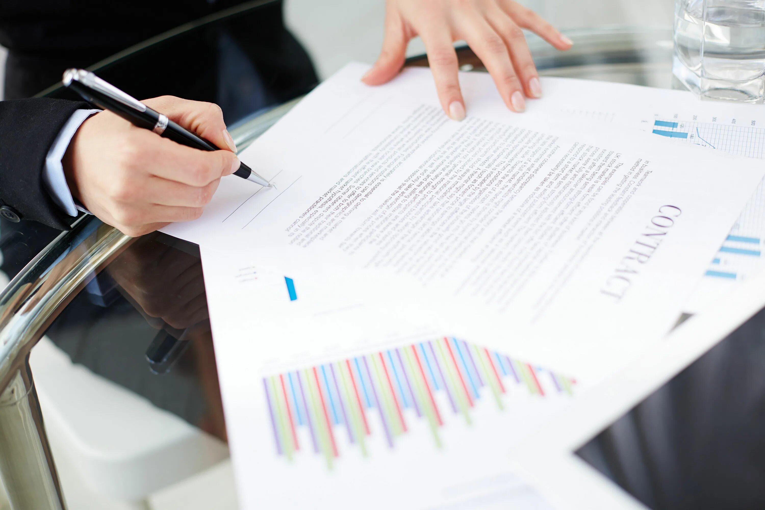 Деловые бумаги на столе. Document signing. Подпись договора. Document signing. Document signing.