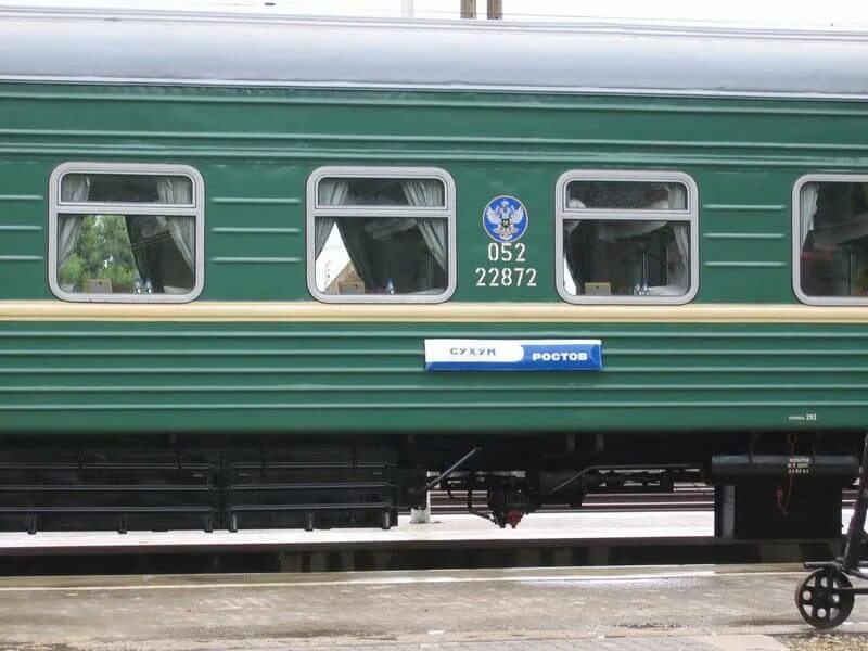 Поезд ростов сухуми. На поезде в Абхазию Сухум. Железная дорога Адлер Сухум. Фирменный поезд в Абхазию. Поезд Москва Сухум.