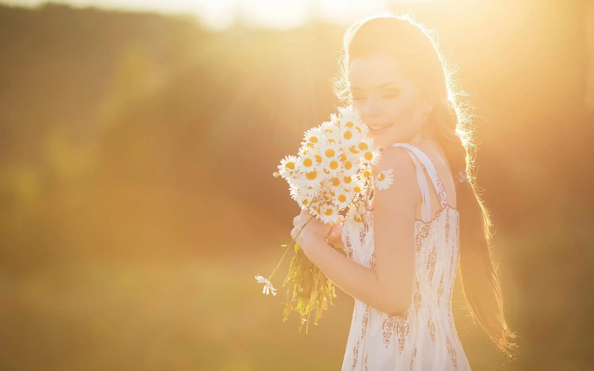 солнце утром. влюбленные в солнечных лучах. лето солнце.