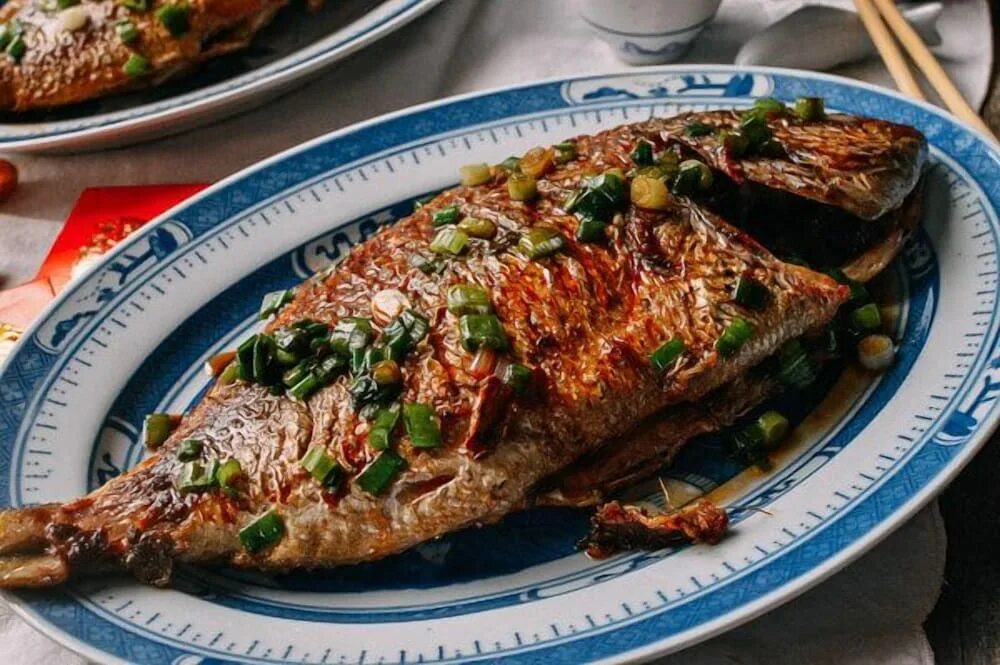 Сонник есть жареную. Whole рыба. Рыба меч блюдо. Танцующий окунь блюдо. Fried whole Fish.