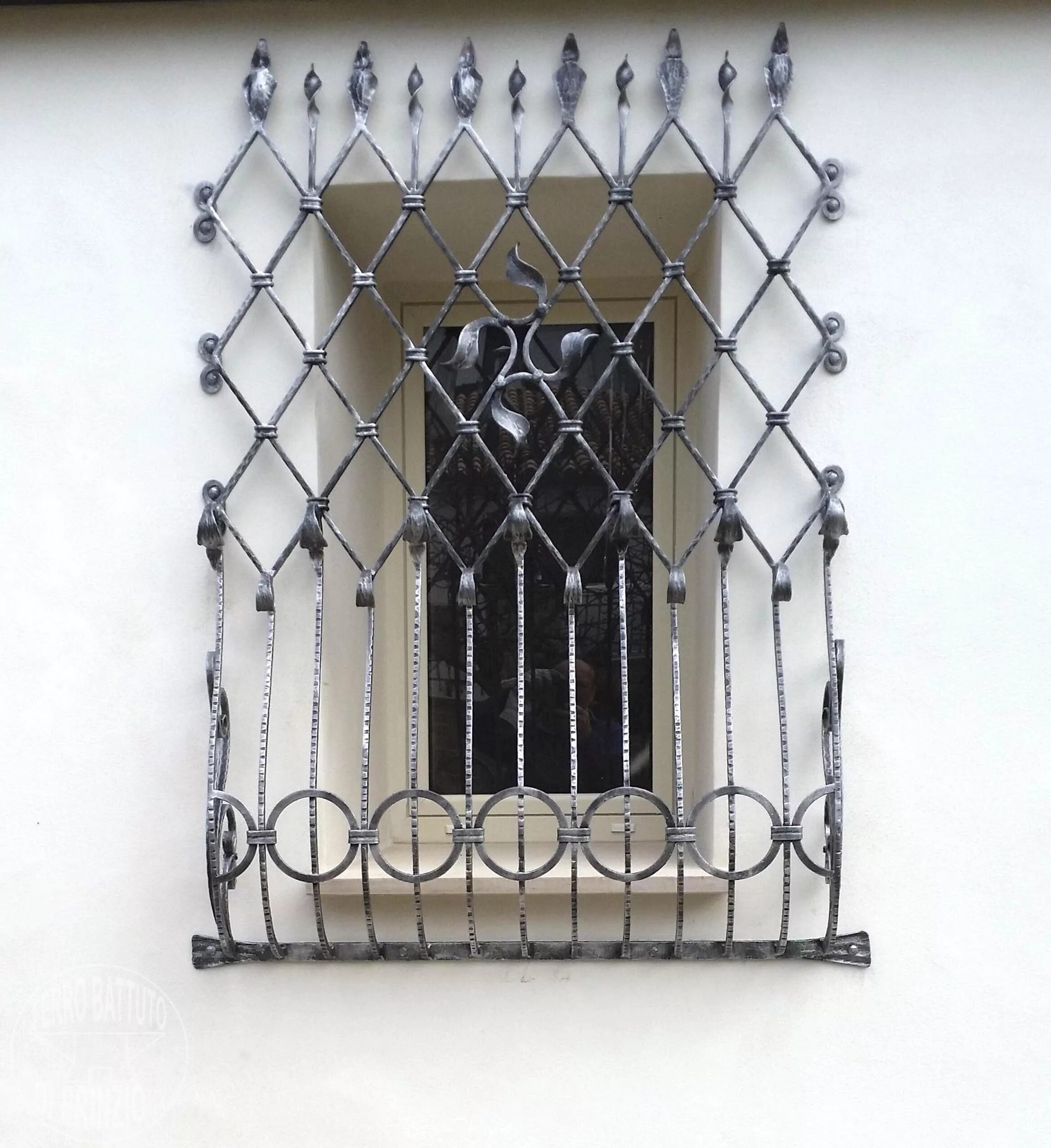 красивые металлические решетки на окна. простые металлические решетки на окна. красивые решетки на окна. металлические решетки с мелкой ячейкой на окна. решетка на большое окно.