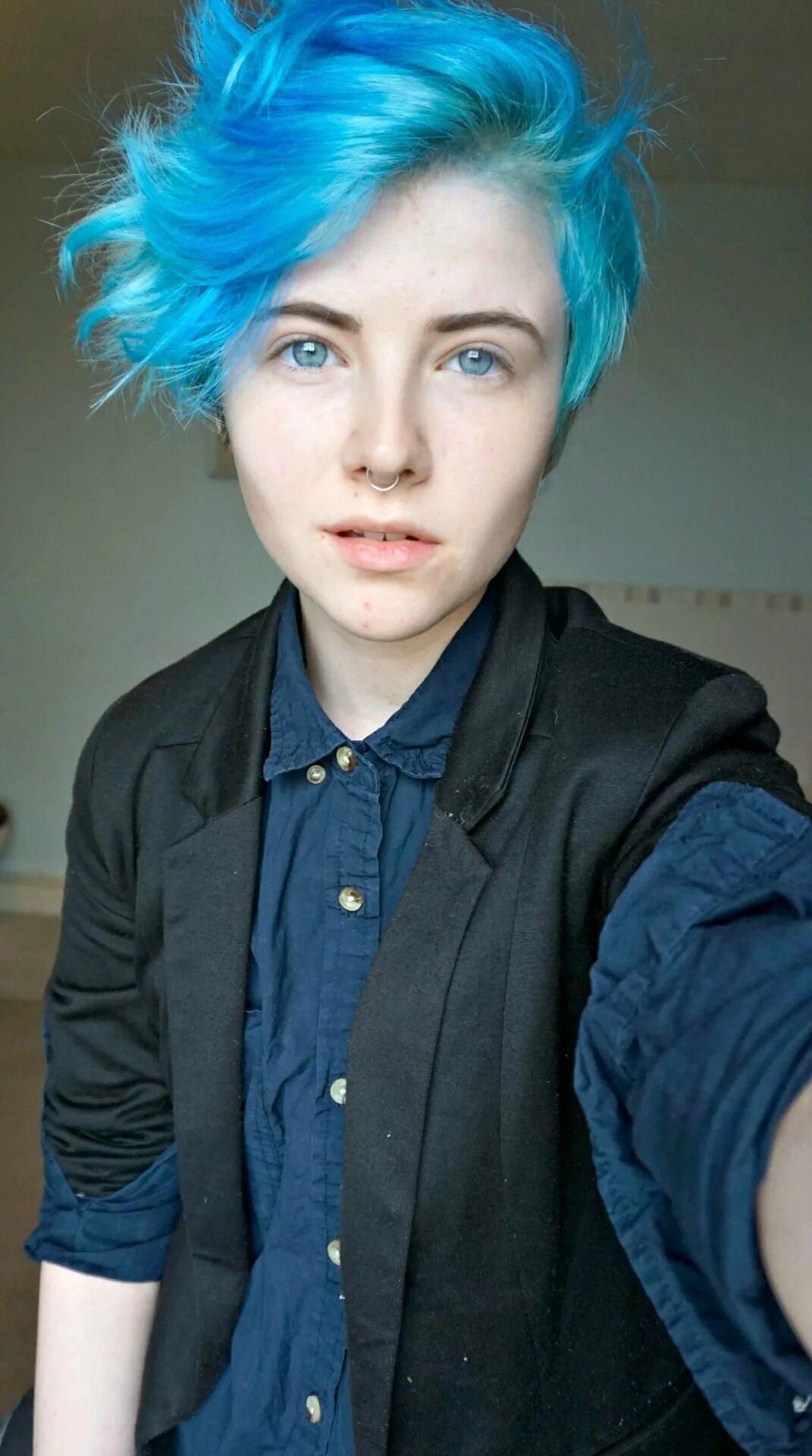 Парень с голубыми волосами. Парень с синими волосами. Синий цвет волос у парней. Парень с голуби волосами. Парень с синими волосами.