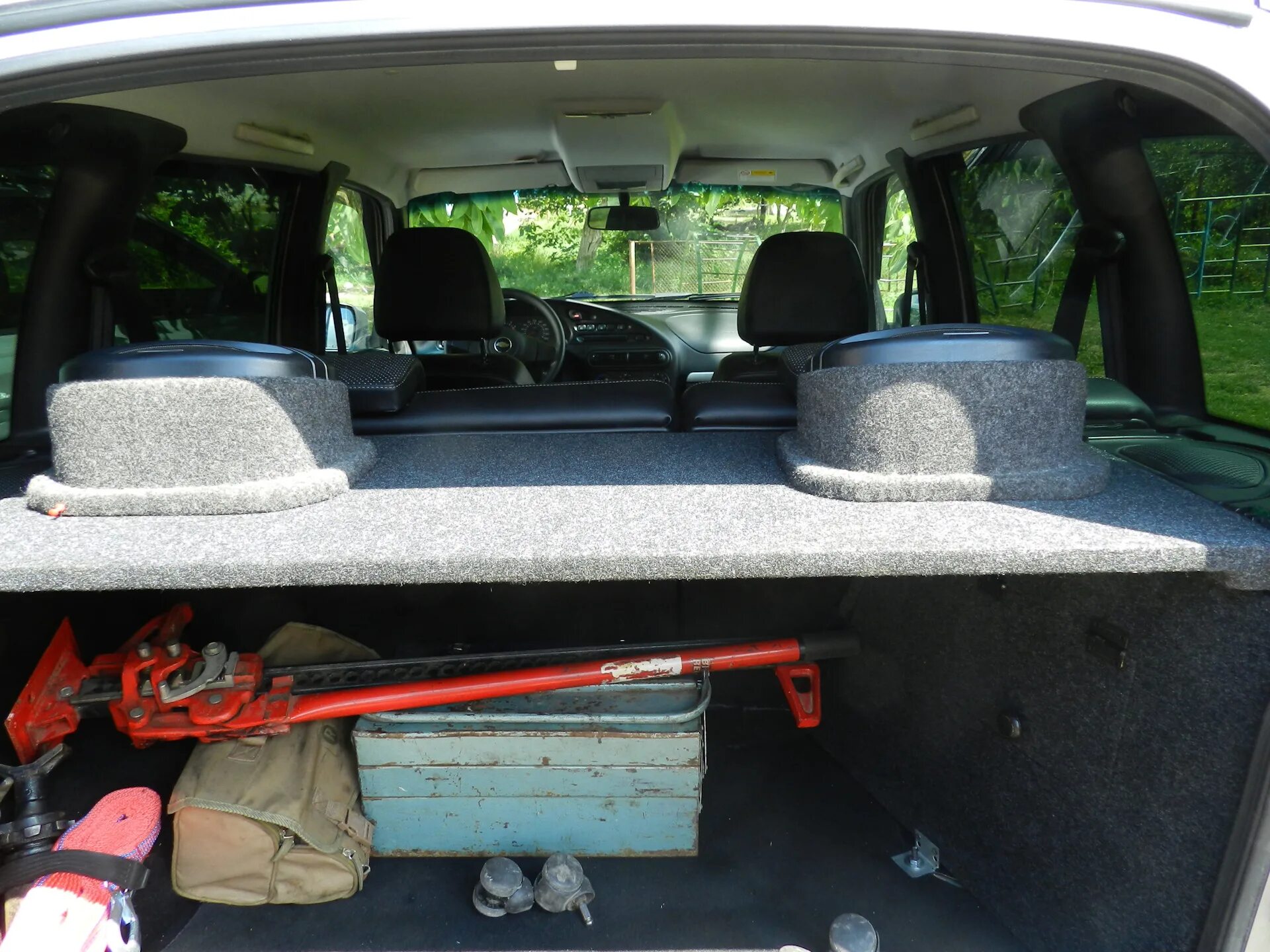 Задняя полка ваз 21214 нива. Задняя полка нива шевроле. Полку на ниву. Акустическая полка нива 2121. Полку на ниву.