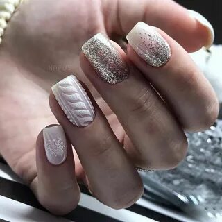Нюдовый новогодний маникюр на короткие
