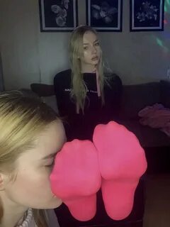 Moje różowe skarpetki doprowadzają ją do szału. Film w moim OF: https://onlyfans.co...