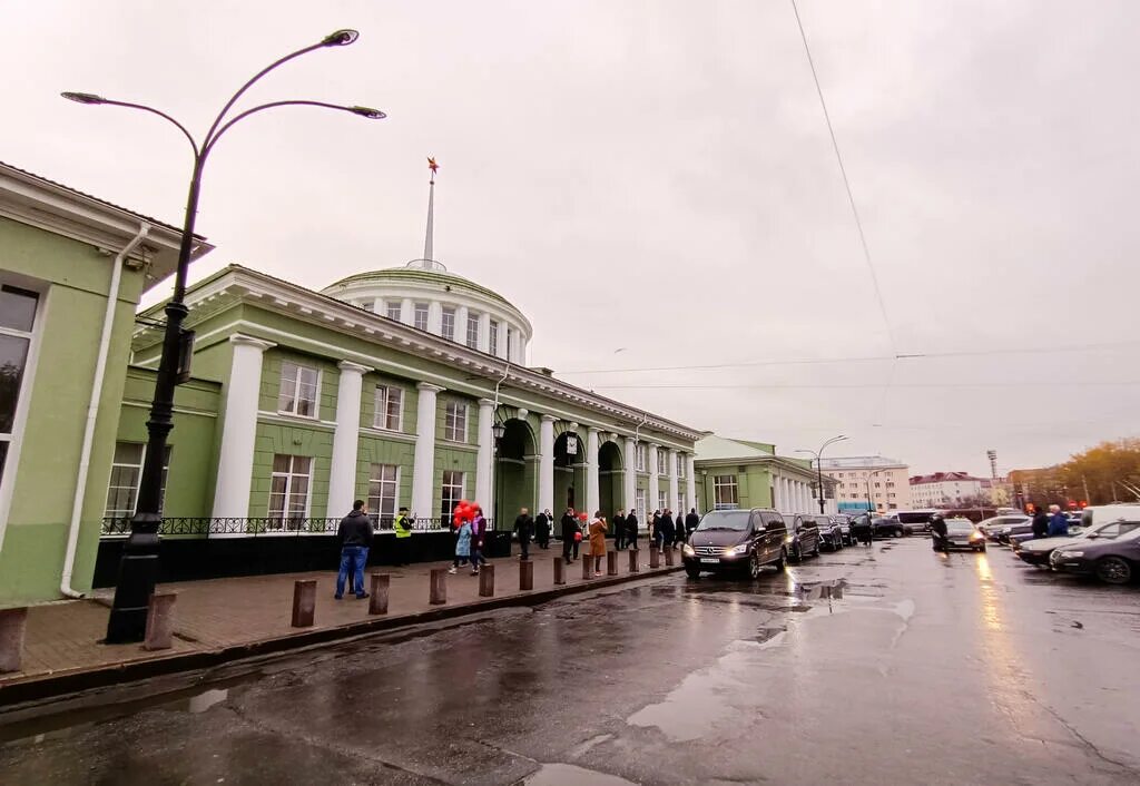Работа вокзал мурманск. Железнодорожный вокзал Мурманск. Мурманский ЖД вокзал. Привокзальная площадь Мурманск. Площадь ЖД вокзала Мурманск.