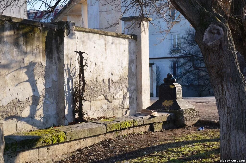 Первый бастион. 2-Й Бастион Севастополь. Памятник 2 бастиону в Севастополе. 1 Й Бастион Севастополь. Оборонительный Бастион Малахов Курган Севастополь.