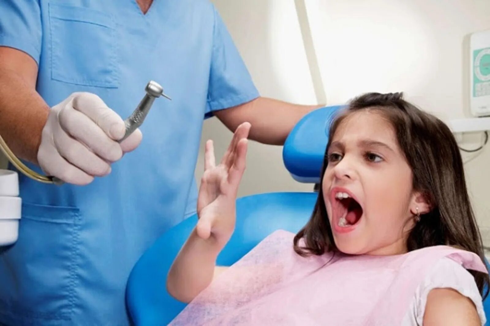Ребенок плачет у стоматолога. Ребенок у стоматолога. Страх перед стоматологом. Врач напугать ребенка