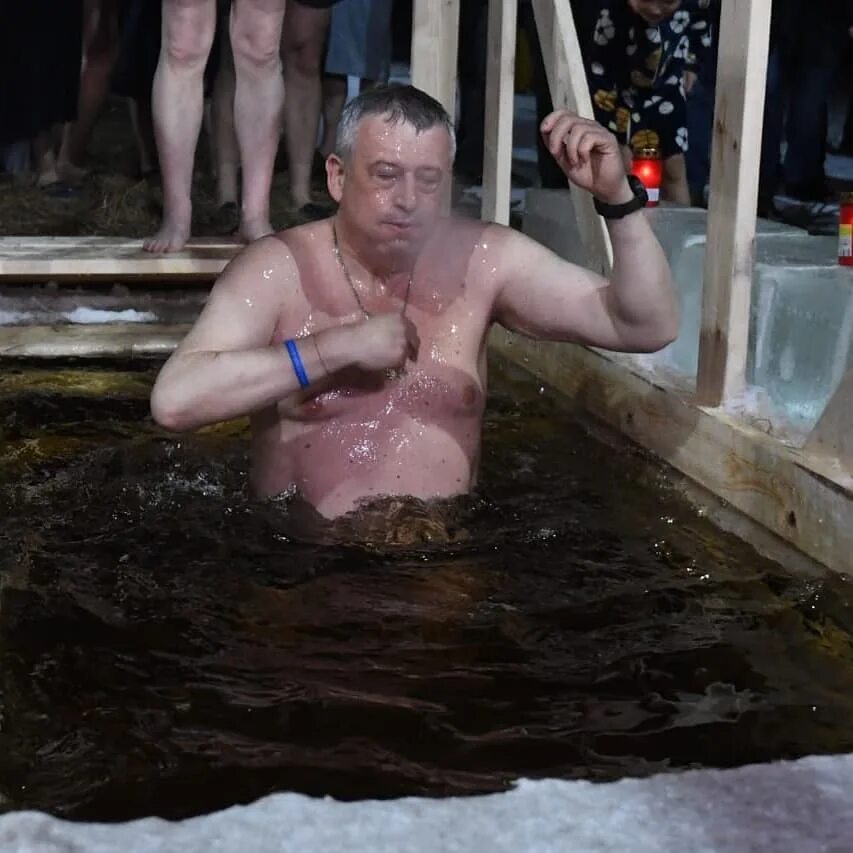 Крещенские купания. Губернатор купается в крещение. Купели в Ленинградской области. Купания спб