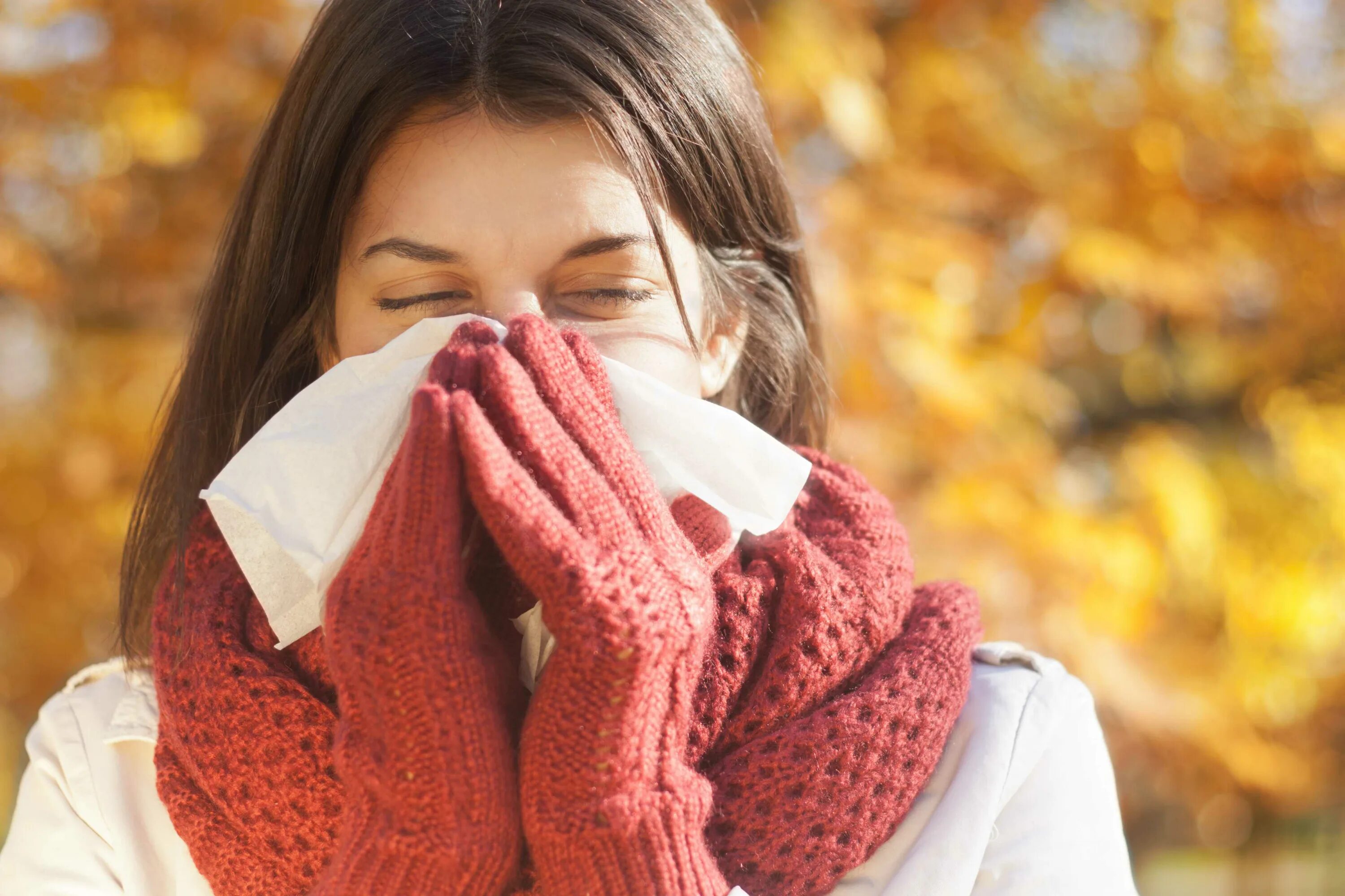 Простуда правда. Девушка в шарфе. Осень простуда. Осень простудные заболевания. Осень болею.
