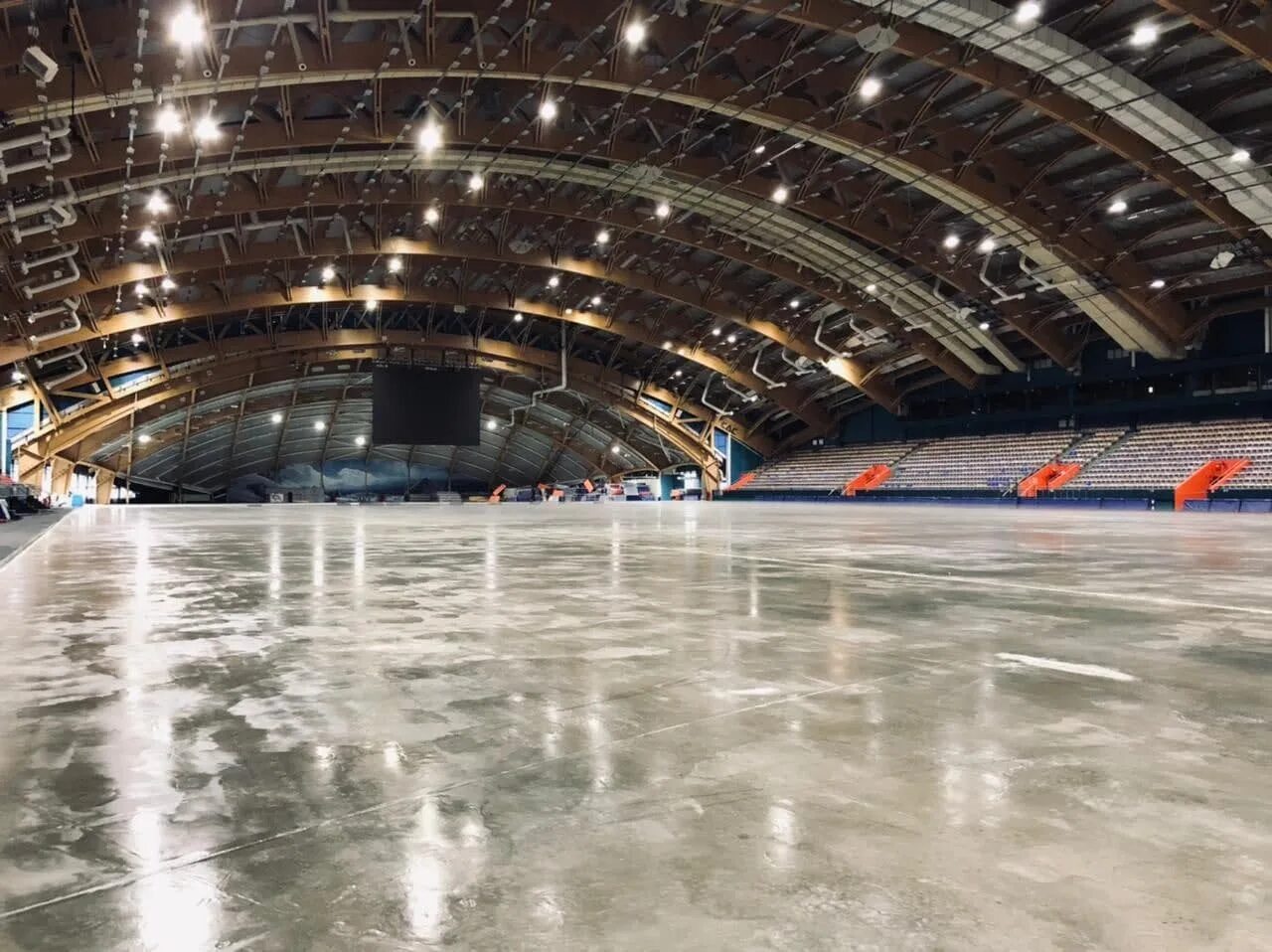 Московский каток кемерово. Ледовая арена кузбасс. ледовый дворец кузбасс в кемерово. ледовый дворец кемерово каток. ледовый дворец кузбасс внутри.