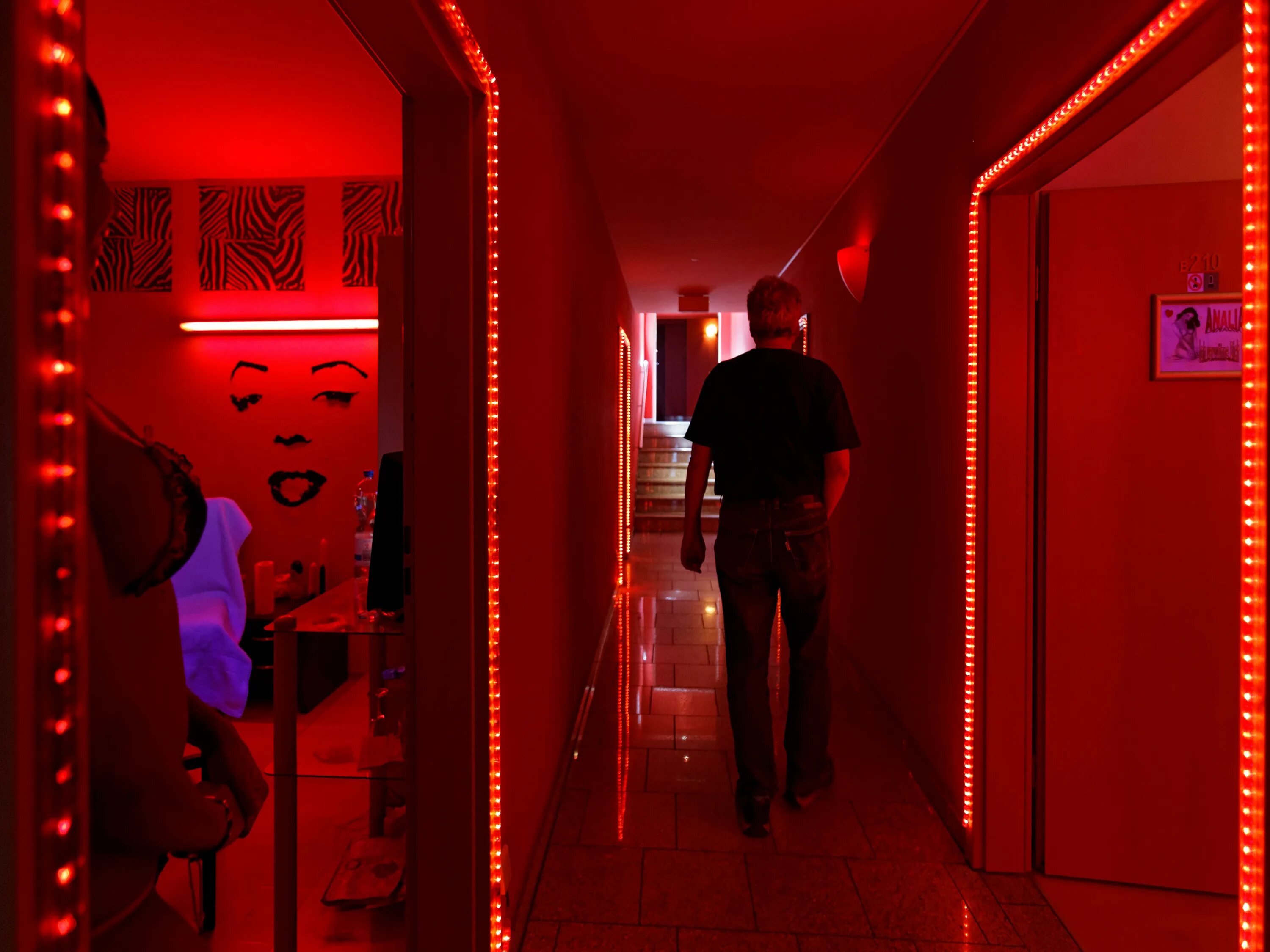 Девочки в публичном доме. Brothel secrets. Бордель холл. Вип комната в стрипклубе с кроватью. Район красных фонарей в стамбуле.