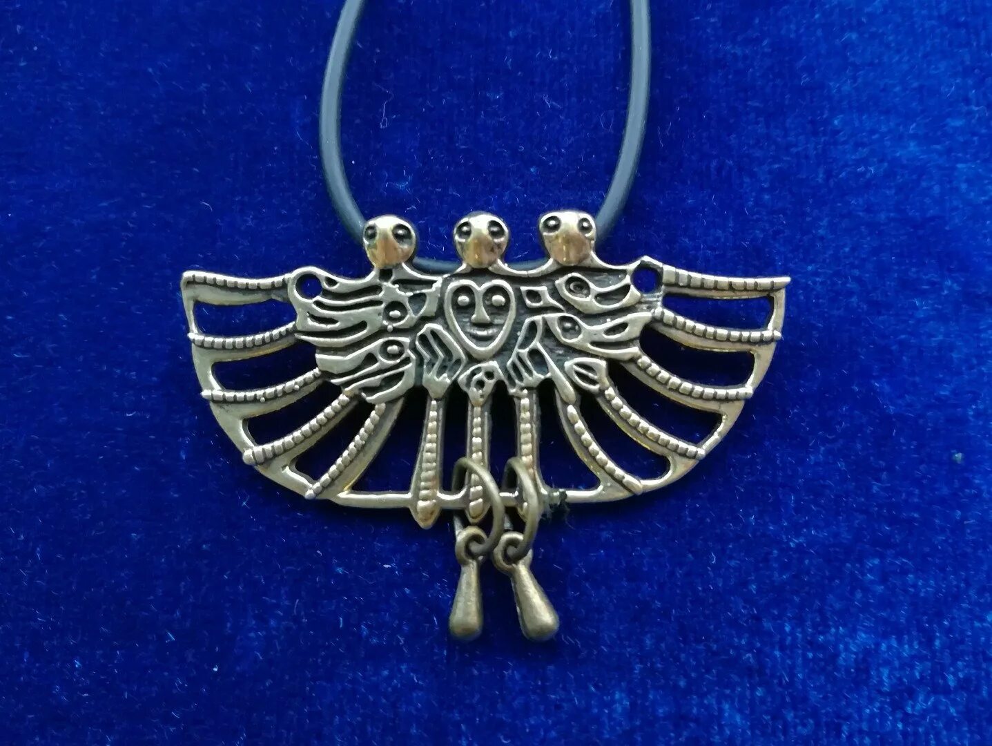 Украшения пермь. Человеколось пермский звериный стиль. Украшения пермь. Украшения пермь. Пермь новогоднее украшение города.