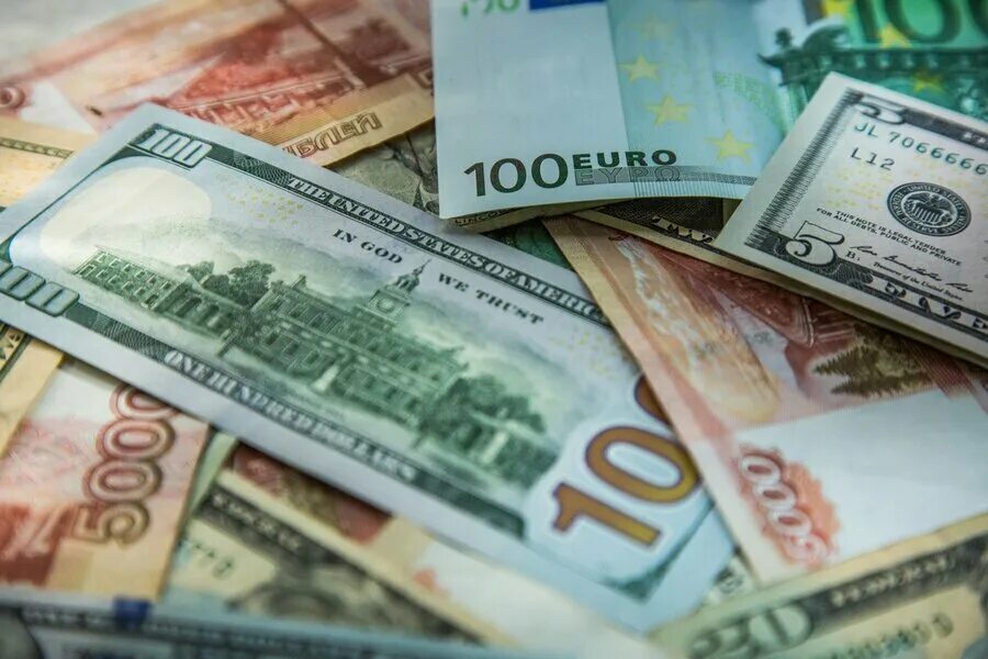 Евро в рубли. Доллар евро рубль. Деньги рубли и доллары. Валюта евро доллары рубли.
