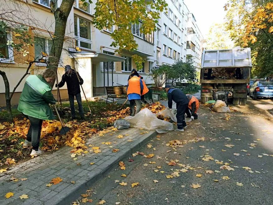 Люди вышли на субботник