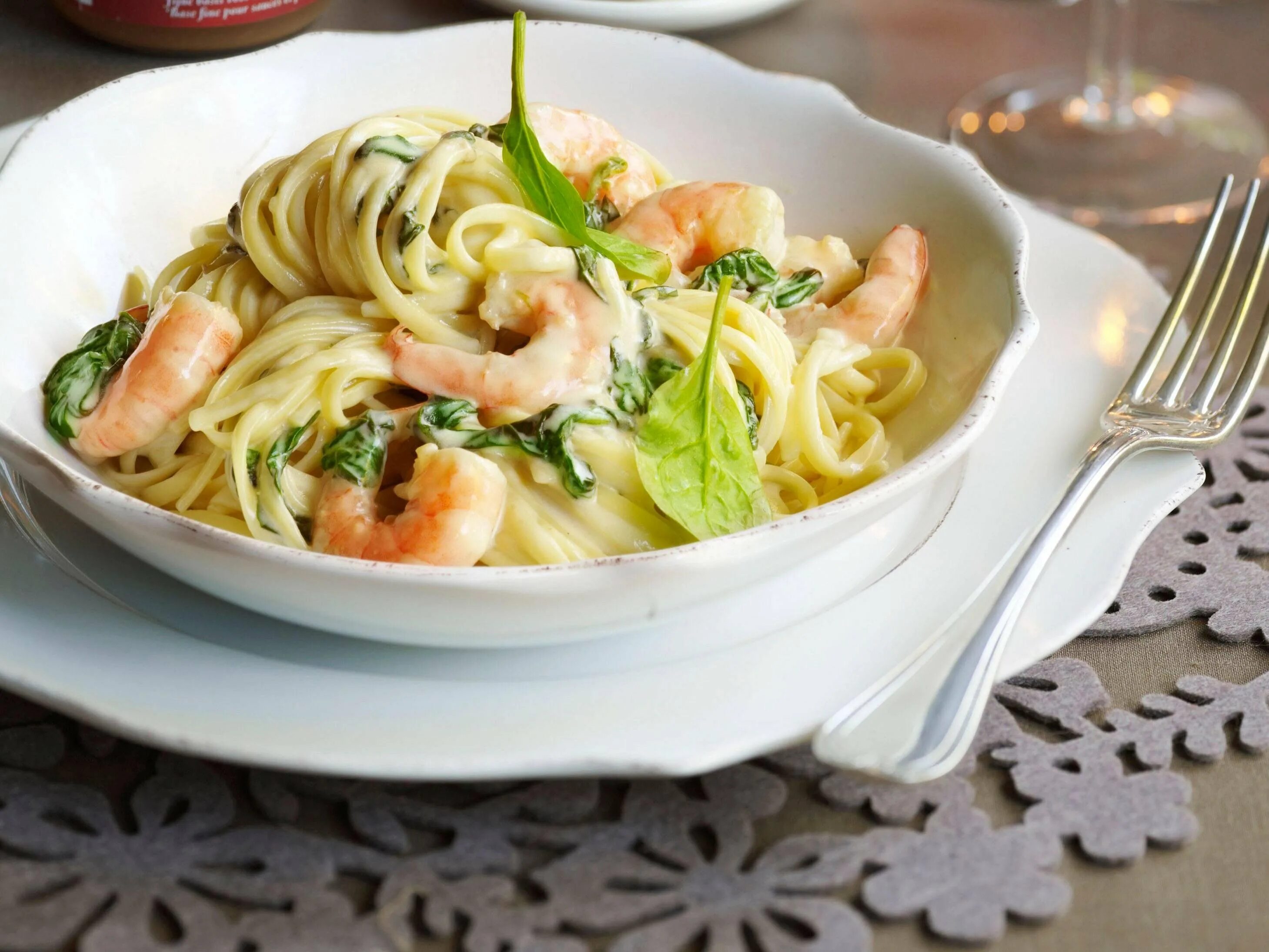 Карбонара с лососем в сливочном соусе. Паста с форелью в сливочном соусе. Лингвини тальятелле. Паста с форелью в сливочном. Паста фарфалле с форелью.