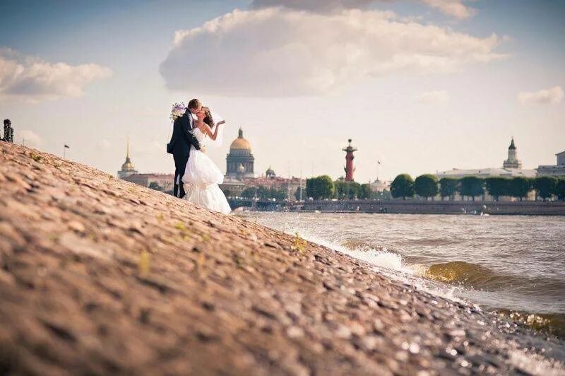 Свадебная фотосессия на набережной. Свадебная фотосессия в Питере. Места для свадебной фотосессии. Свадьба в Питере летом.