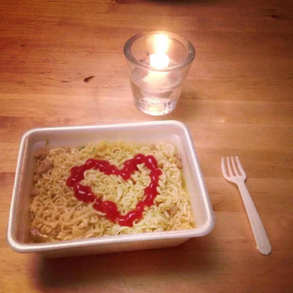 Романтический ужин доширак. Романтичный ужин с дошираком. Ужин для любимого. Смешной романтический ужин.