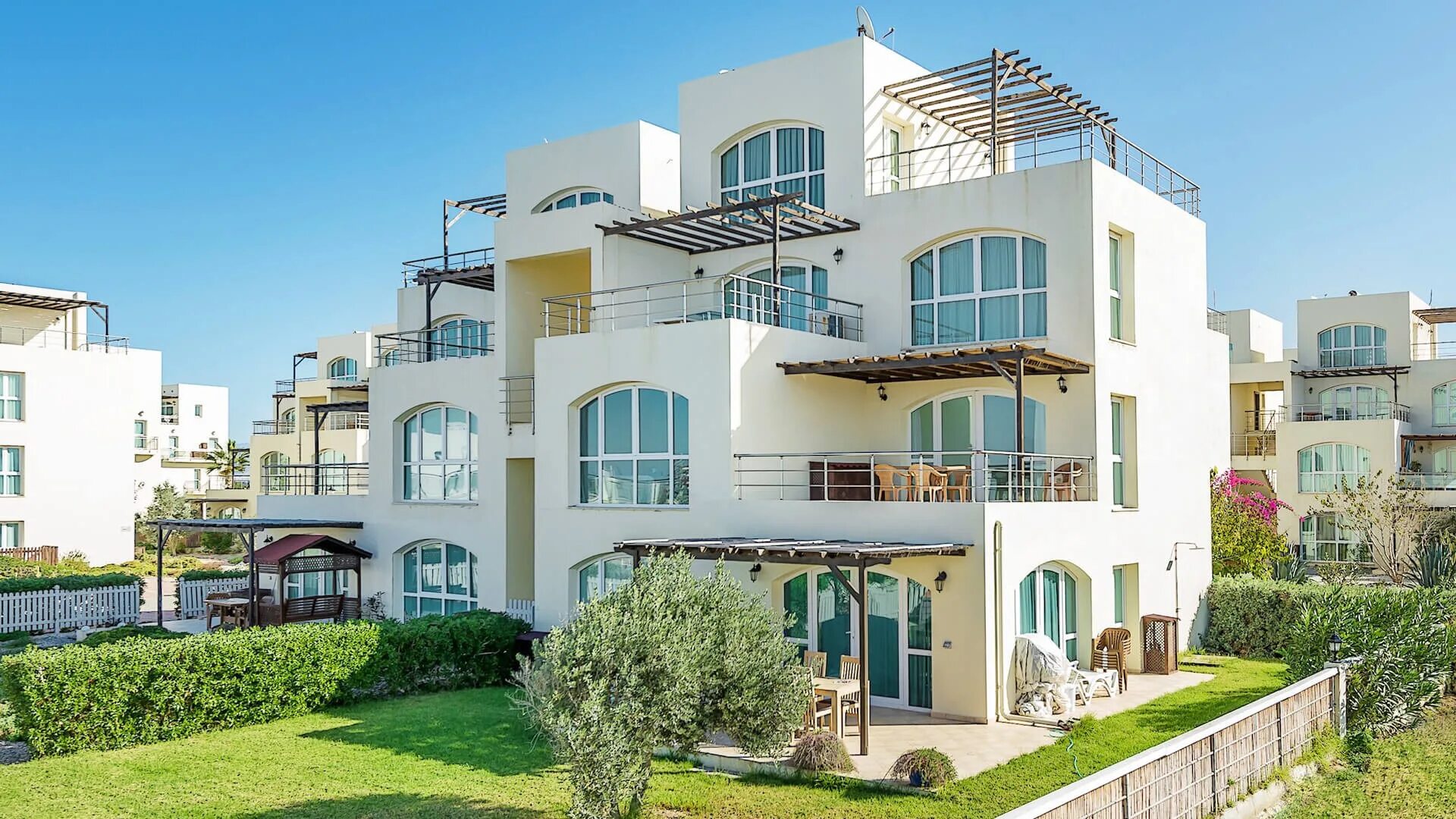 Северный кипр апартаменты. Иметь свой дом это. Северный кипр новая недвижка. Специалист по недвижимости. Девушка на фоне домов.