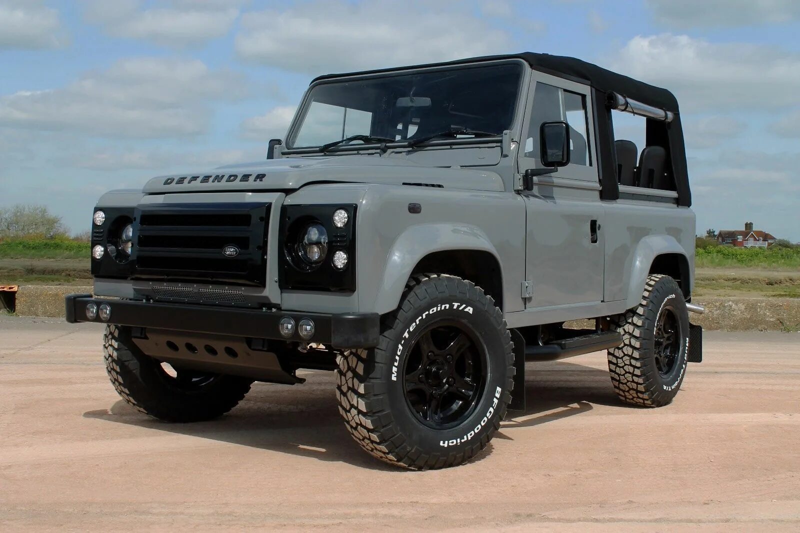 Defender full. Ленд Ровер Дефендер 90 1992. Коричневый Defender 90. 1992 Land Rover Defender d110 Soft Top. Ленд Ровер Дефендер 2 поколения оффроуд.