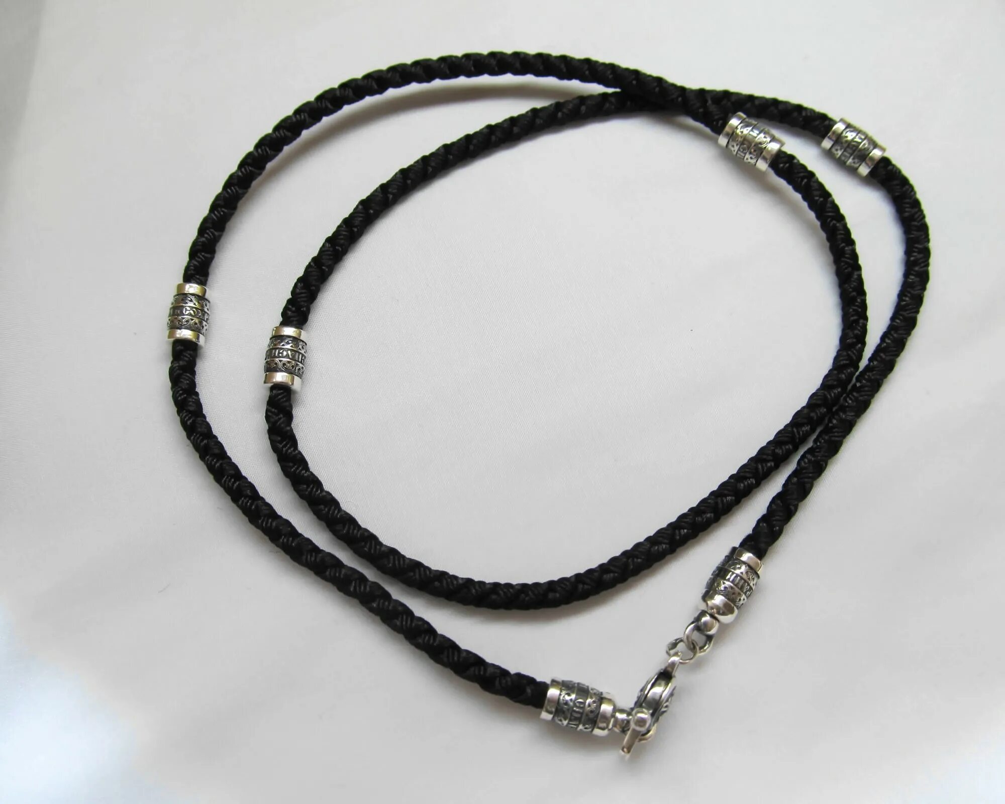 Серебряный шнурок для крестика. Серебряный шнурок для крестика. Шнурок белый для крестика. Веревка для крестика с серебряной застежкой. Серебряный шнурок для крестика.