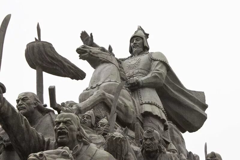 Какие памятники культуры связаны с монгольским завоеванием. Монумент Чингисхана скульптуры воинов. Памятник защитникам Руси. Русский воин скульптура. Статуя монгольским воинам.