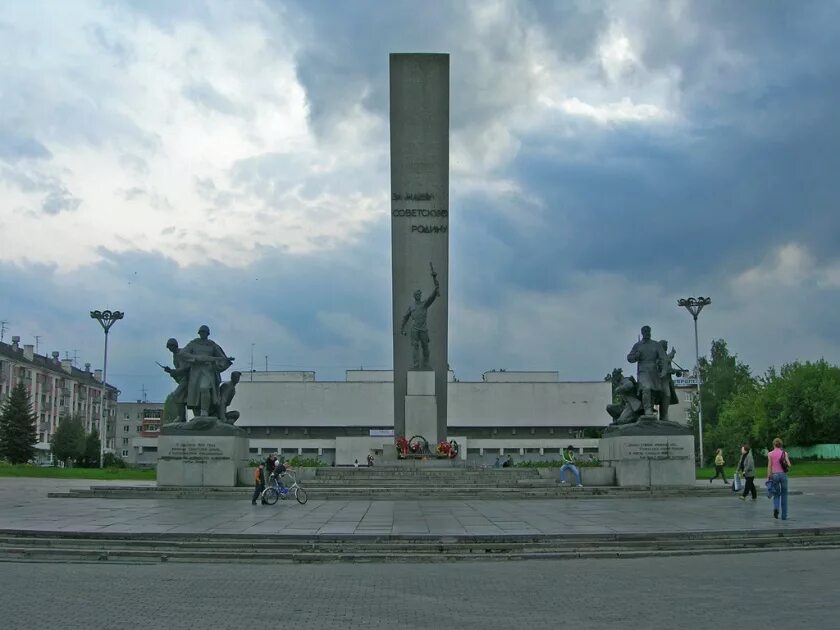 Пл брянск. Памятник партизанам в Брянске. Памятник на площади Партизан в Брянске. Брянск Партизанская площадь. Памятник воинам освободителям Брянск.