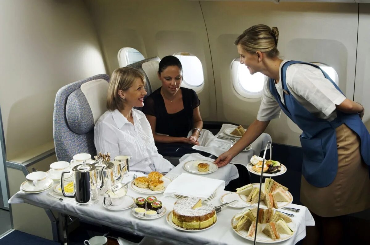 Самолете дают еду. Еда в самолете. Полет бизнес классом. Перелет бизнес классом. Еда в самолете бизнес класс.