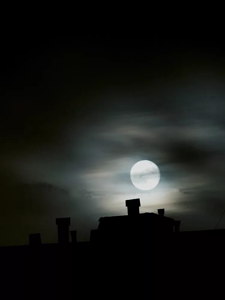 Луна над крышей дома