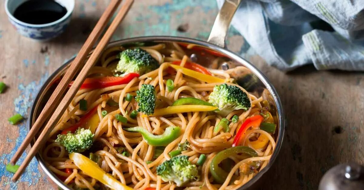 Как называется китайская еда. Китайская лапша. лапша noodles. китайский вок. chinese noodles.