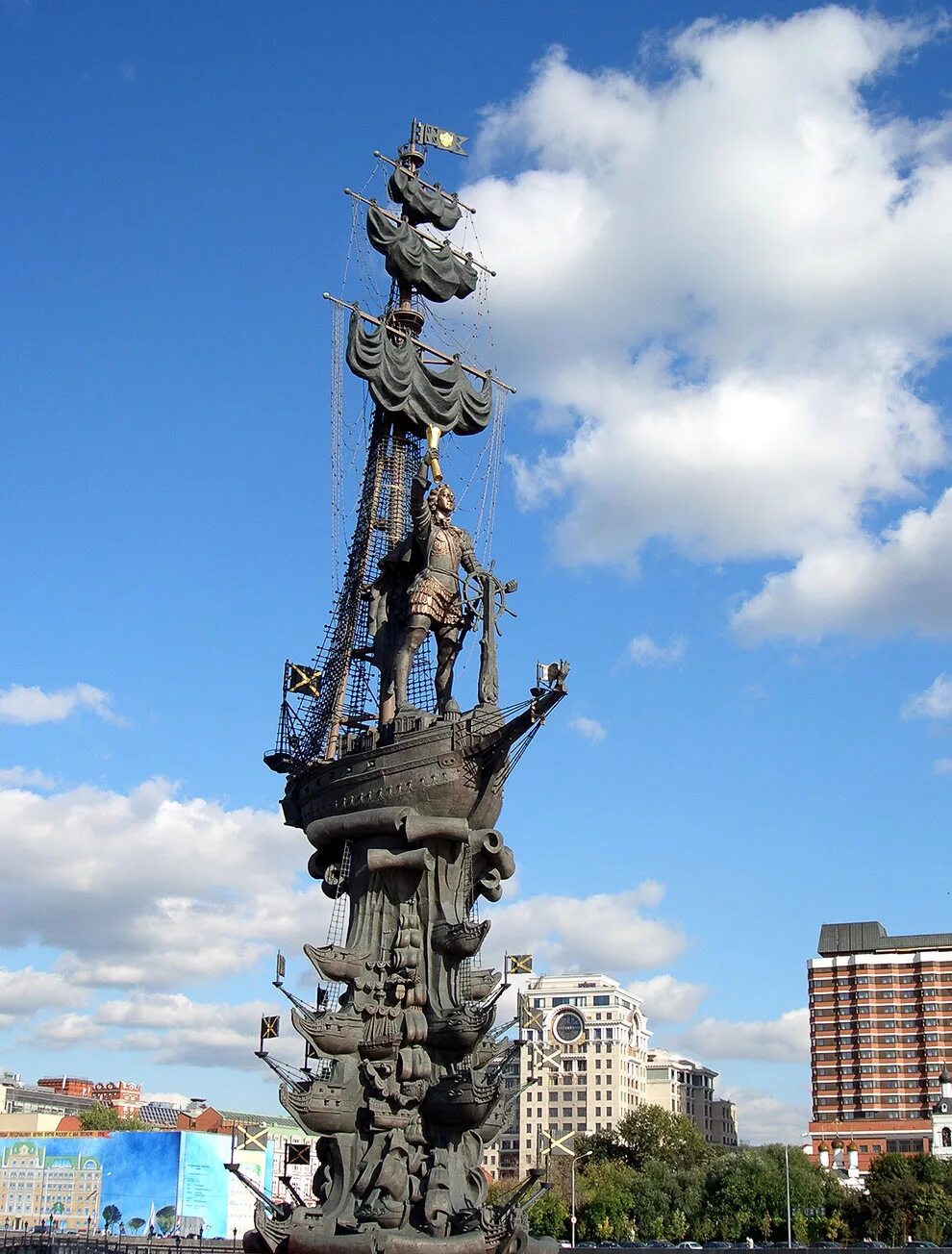 Самый большой памятник. Памятник Петру 1 в Москве Церетели. Зураб Церетели памятник Петру 1. Памятник Петру 1 в Москве и Колумбу Церетели. Памятник Петру 1 в Москве Церетели фото.