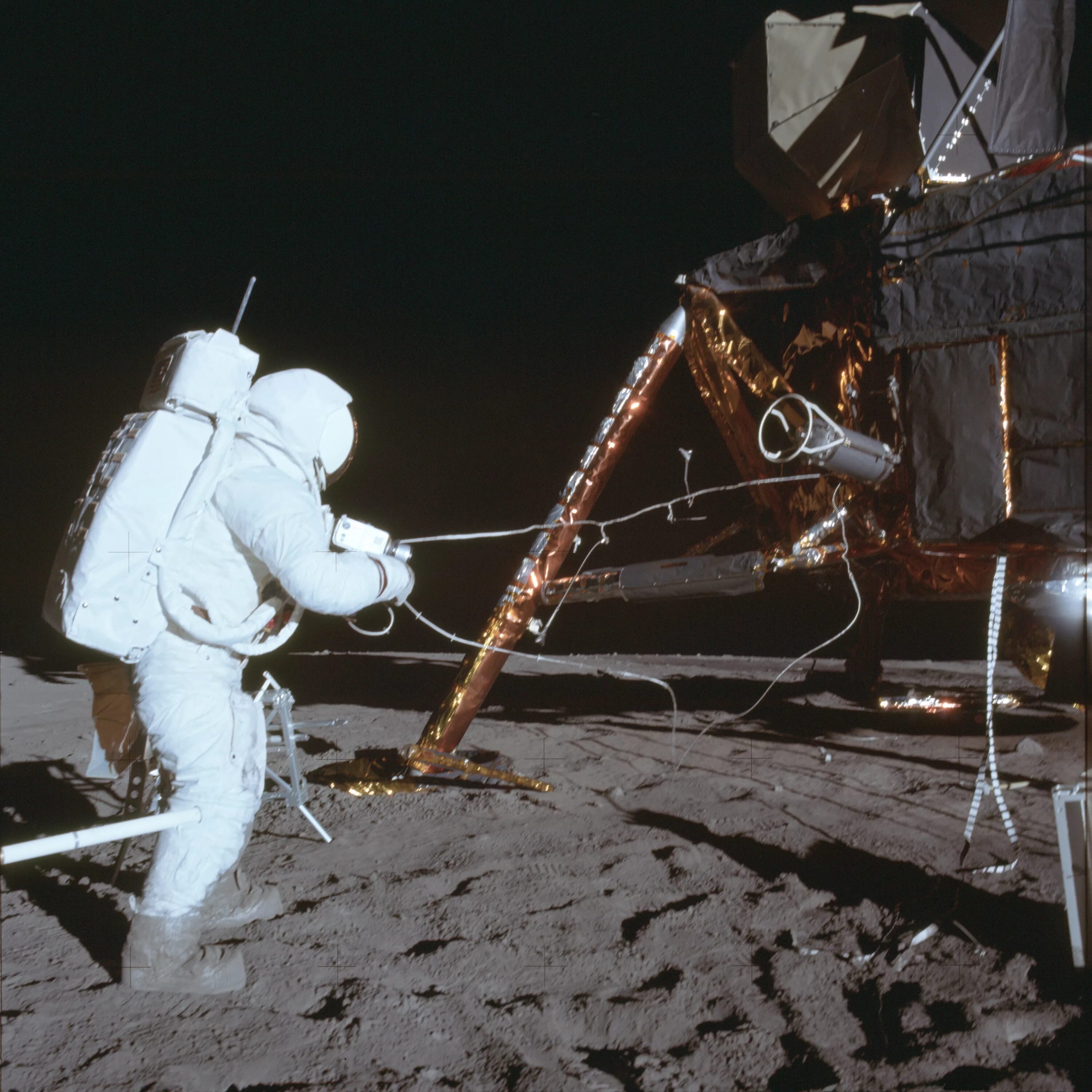 Первая посадка на луну год. Аполлон 12 на Луне. Аполлон 12 Бин. Посадка на луну!. Фото посадки на луну.