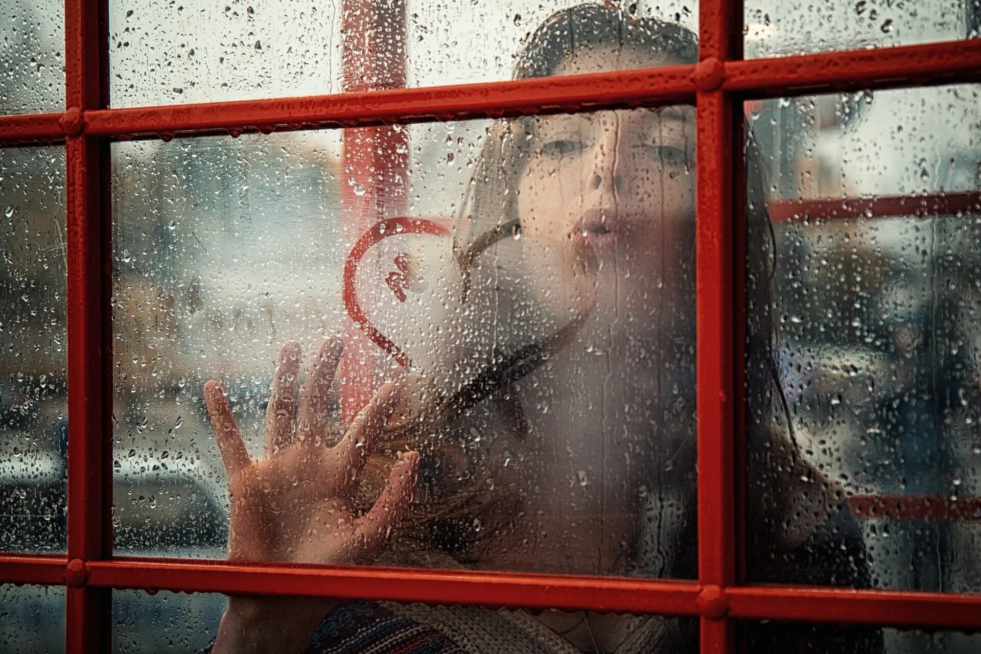 Видеть за окном дождь. Дождь за окном. Девушка у окна дождь. Дождь в окне. Фотосессия за стеклом.