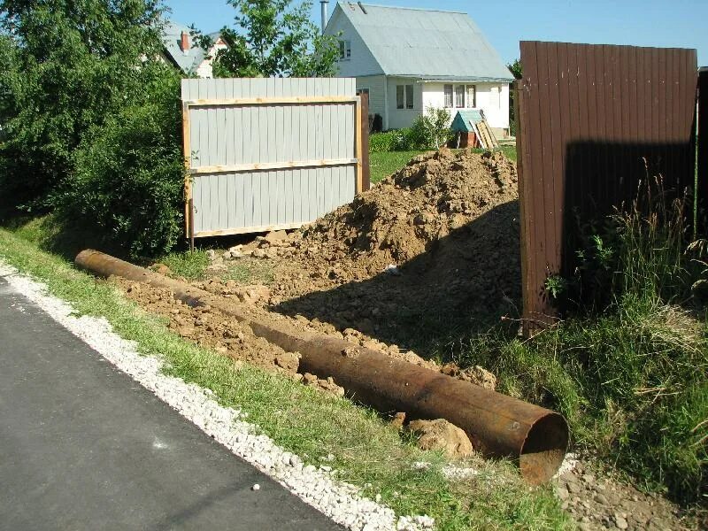 Бетонный заезд на участок. Деревянный заезд на участок. Труба для заезда на участок. Въезд на участок.