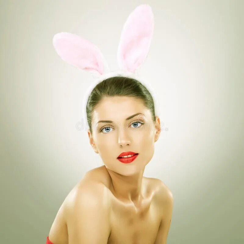 Девушка держит кролика за уши. Зайцы в образах людей. Miss silke хот. Brunette bunny. Brunette bunny.