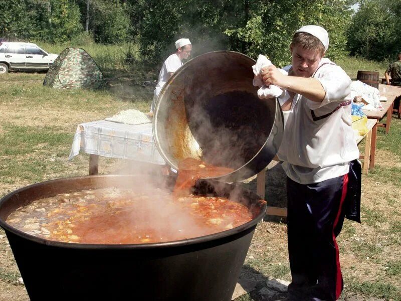 Народ кипит. Большая кастрюля борща. Огромная кастрюля. Огромная кастрюля борща. Большая кастрюля с едой.