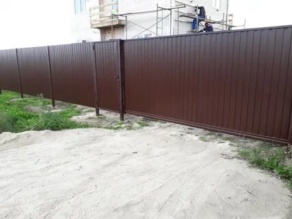 Забор из профнастила с планкой сверху