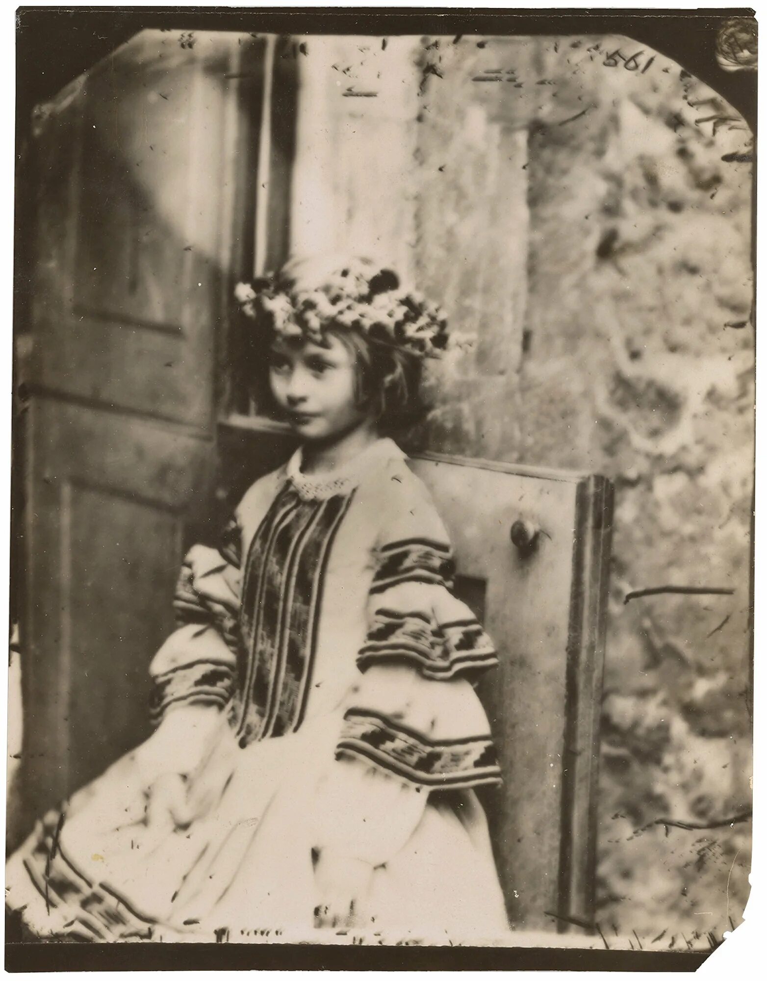 Alice lewis. Алиса Лидделл и Льюис Кэрролл. Льюис Кэрролл с Алисой Лиддел. Алиса Лидделл (1852-1934. Алиса Лидделл фото Льюиса Кэрролла.