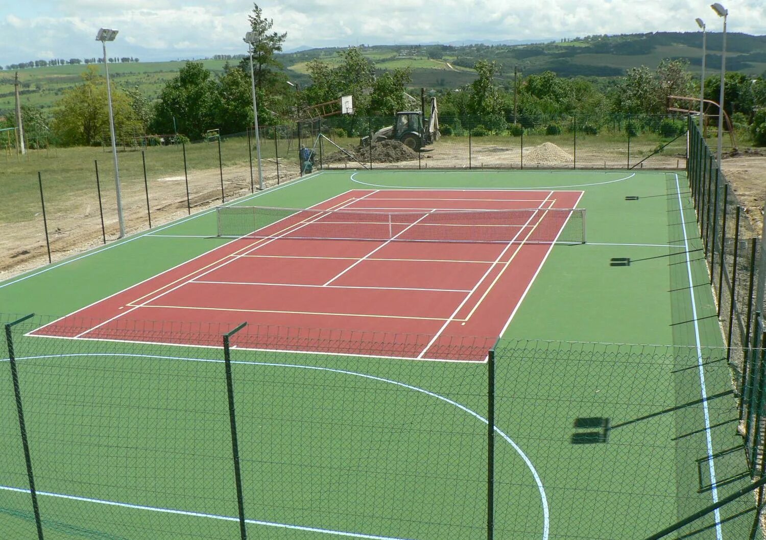 уличная волейбольная площадка. построить теннисный корт думать создать волейбольную площадку. строительство волейбольной площадки с мягким покрытием 24х15. волейбольная площадка берендеевка. волейбольное поле.