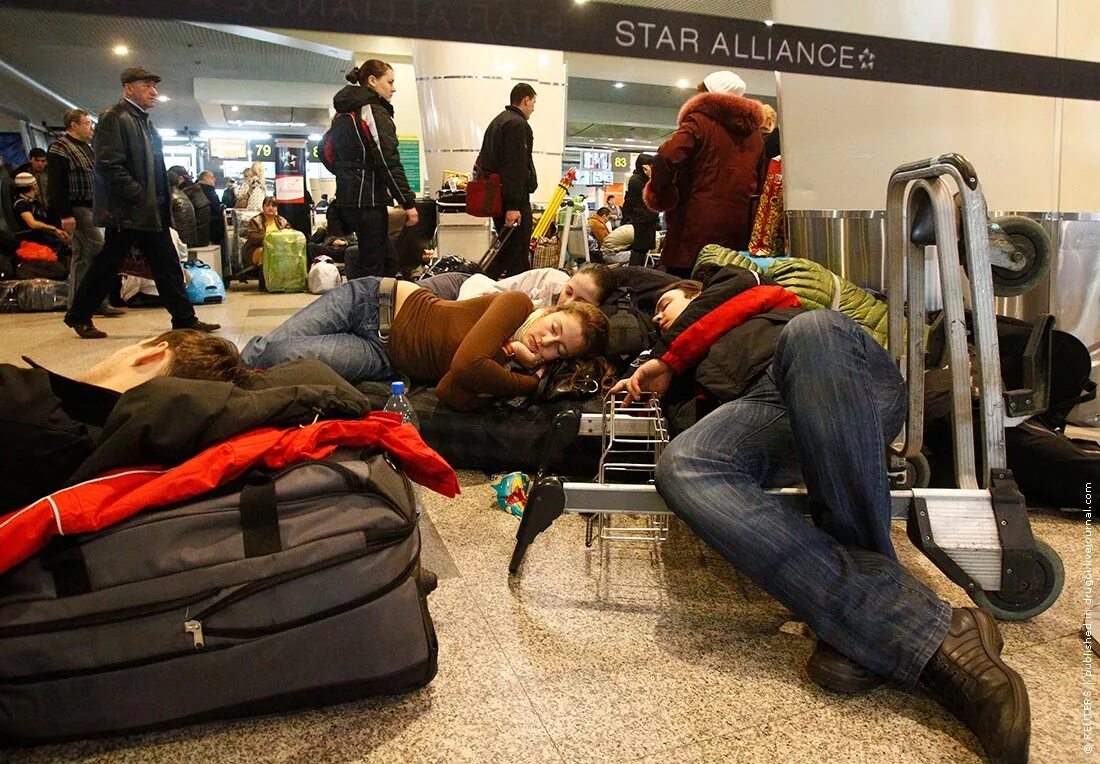 Человек спящий в аэропорту. Ночевка в аэропорту. Люди в аэропорту ждут. Пассажиры в аэропорту.