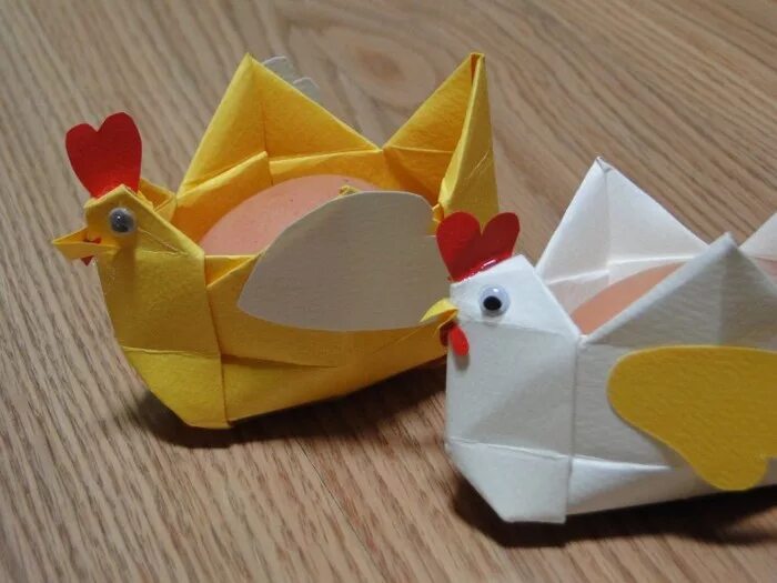 Бумажные курочки. Оригами курица. Оригами на Пасху. Курочки поделка оригами. Оригами курица из бумаги для детей.