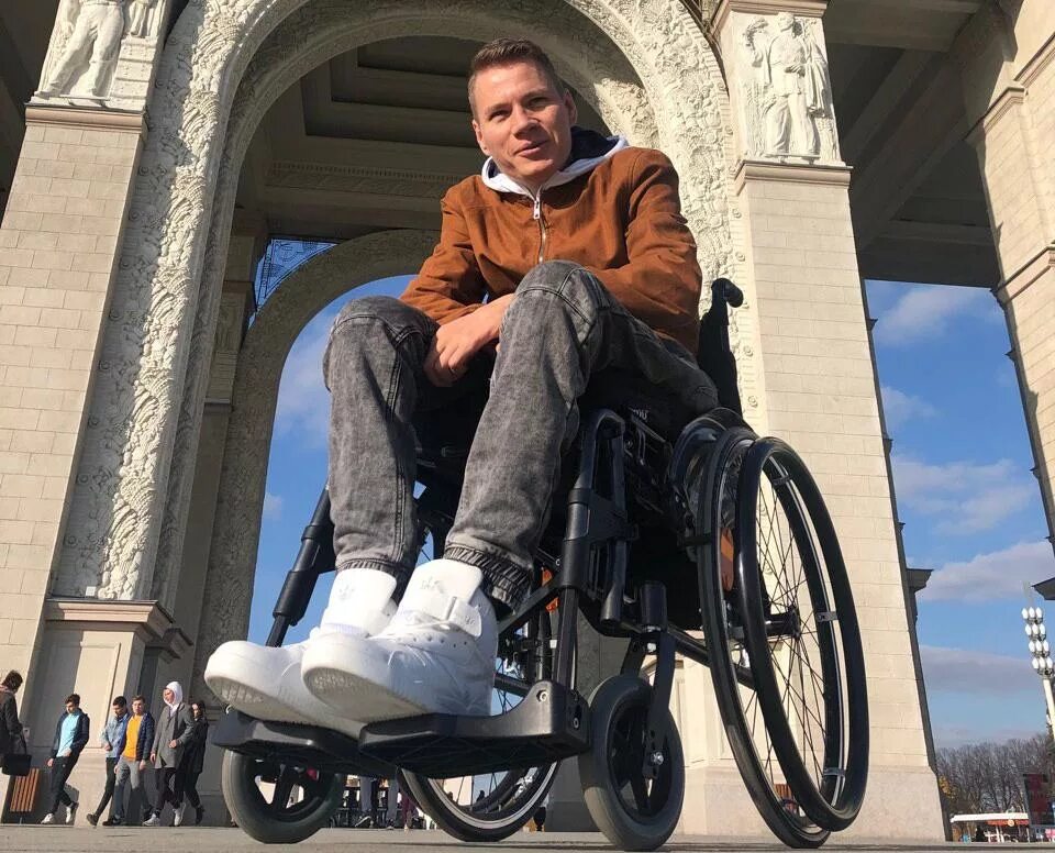 Парень фроси инвалид. Инвалид. инвалид на коляске. инвалид путешественник. туризм для людей с ограниченными возможностями.