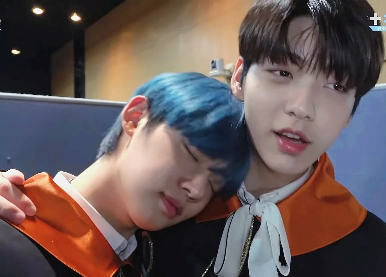 Soobin yeonjun. Ёнджун и чимин. Енджун и субин. Бомджуны txt. Tomorrow x together енджун.