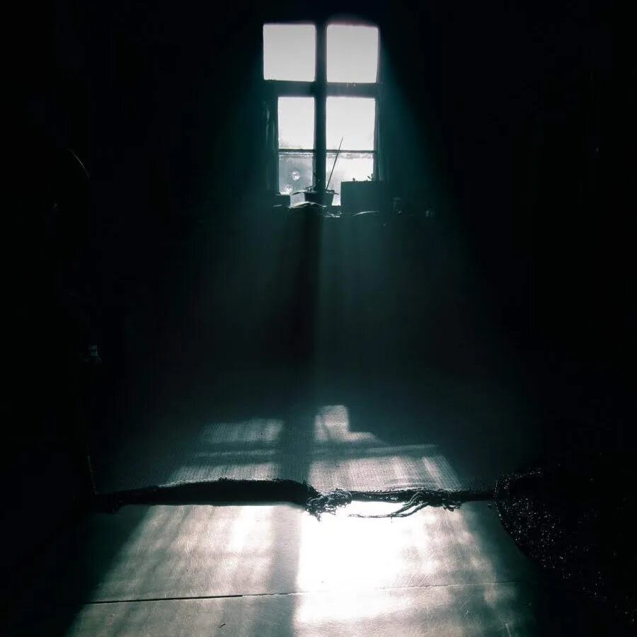 Темная комната с окном. Темная комната. Страшная комната. Светиз Кона ночью.