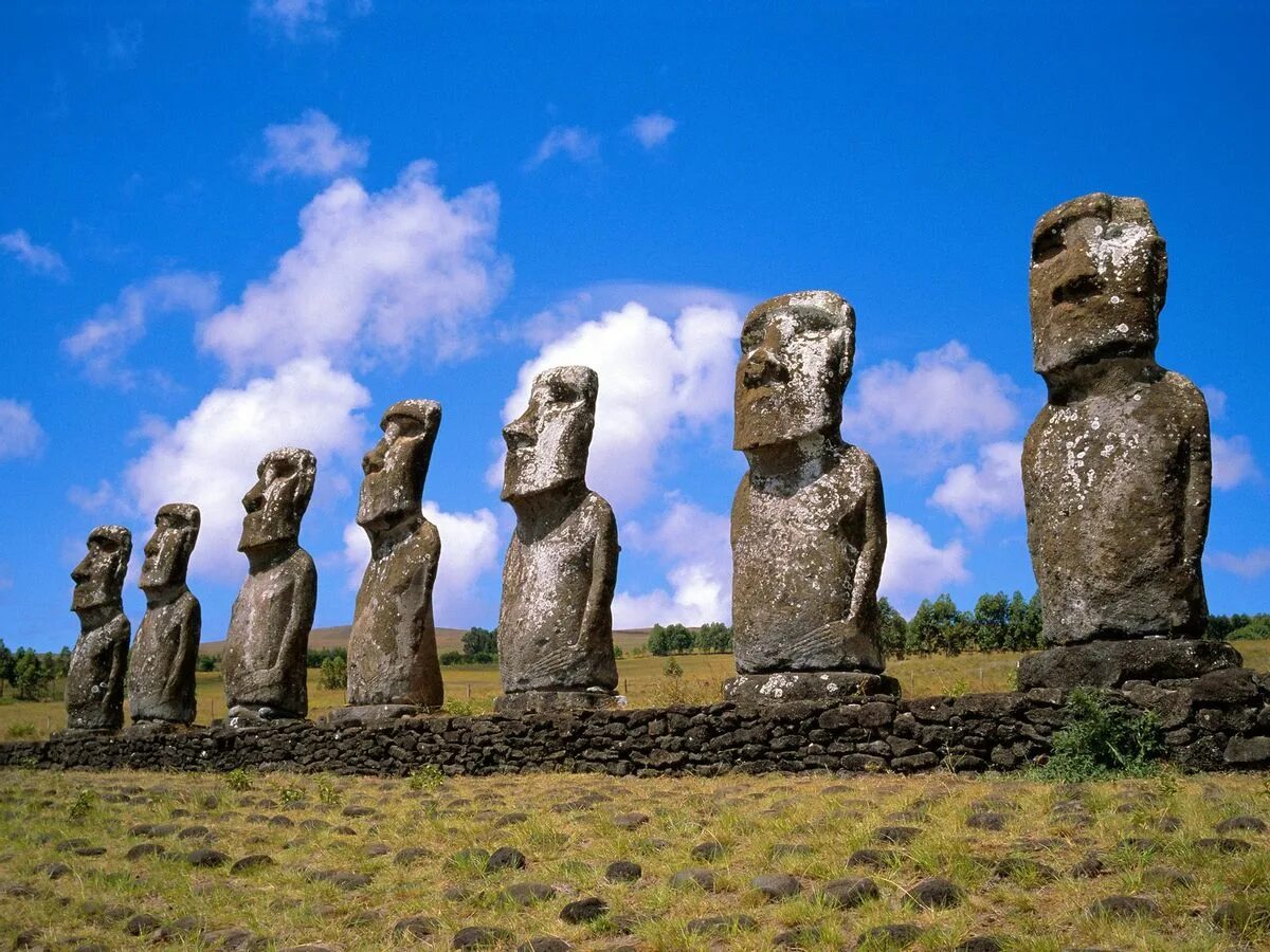 Статуи на острове. Каменные статуи Моаи остров Пасхи Чили. Моаи на острове Пасхи / Чили. Остров Пасхи статуи Моаи. Моаи на острове Пасхи.