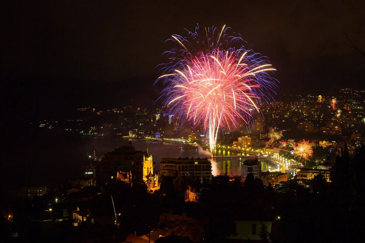 салют днем. разрешены ли салюты в крыму. севастополь парад салют. ночная ялта салют. новогодний фейерверк.