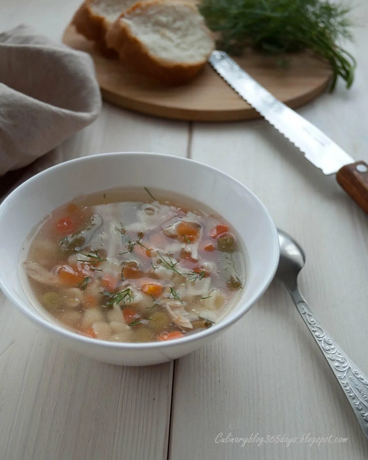 Суп со стручковой фасолью и курицей. Куриный фасолевый суп. суп с фасолью и курицей. суп с макаронами и курицей. детский суп.