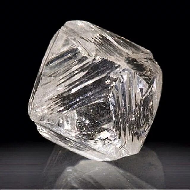 Diamond crystal. Алмаз Кристалл неограненный. Кристал диамонд. Алмаз неограненный АЛРОСА.