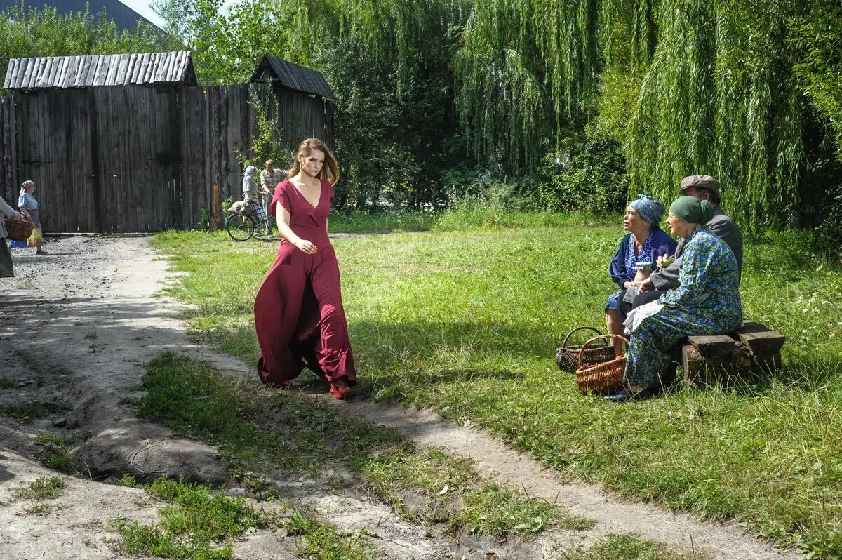 Фильм на пороге любви 2018. Девушка попала в деревню. Девушка попала в деревню. Evgeny freyer деревня. Мелодрамы про деревню.